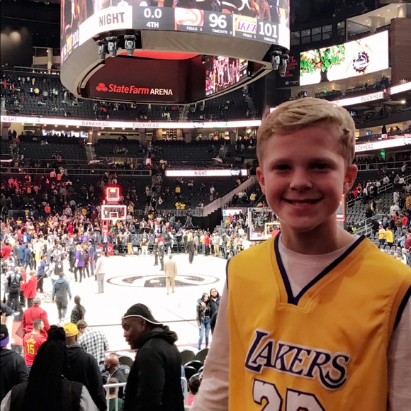 Meet your Posher, Hannah 🍷 - Picture 2 of 3